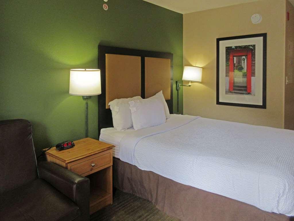 Suburban Studios Raleigh - Crabtree Valley Room photo