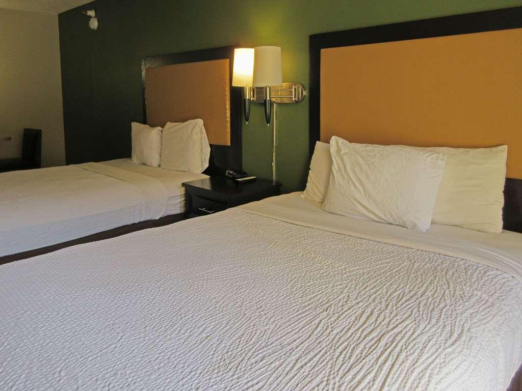 Suburban Studios Raleigh - Crabtree Valley Room photo
