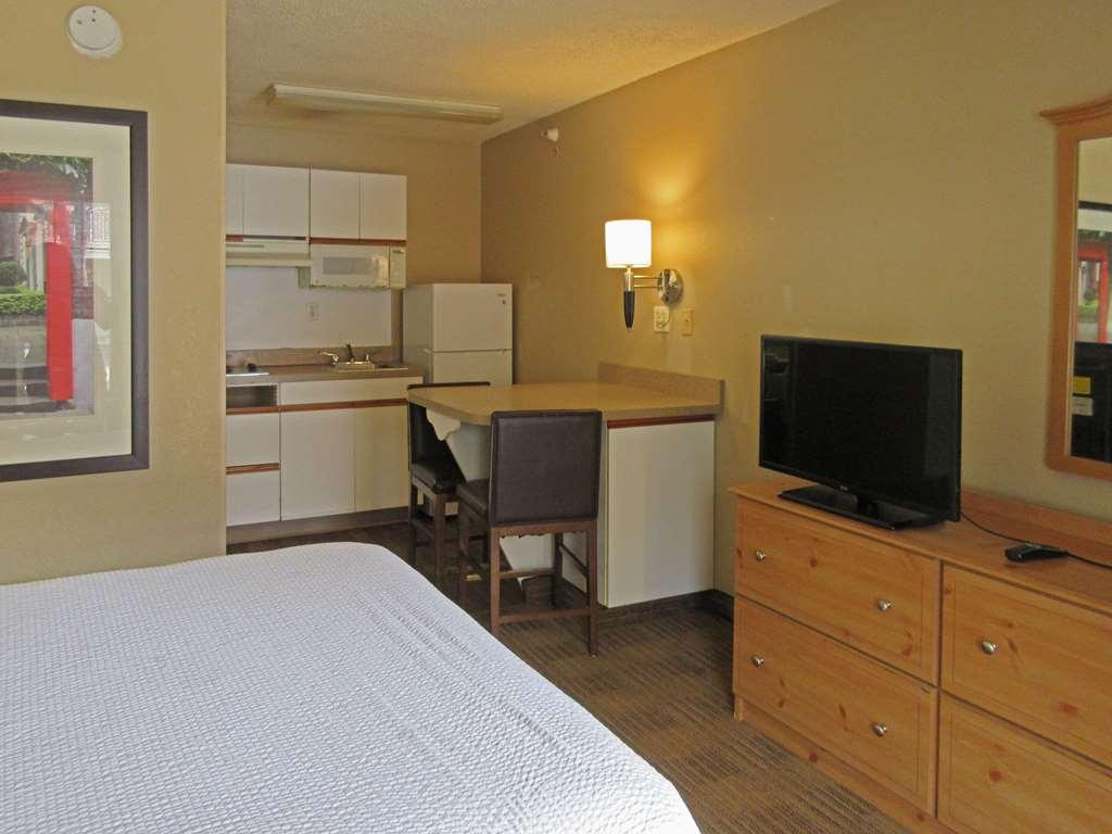 Suburban Studios Raleigh - Crabtree Valley Room photo