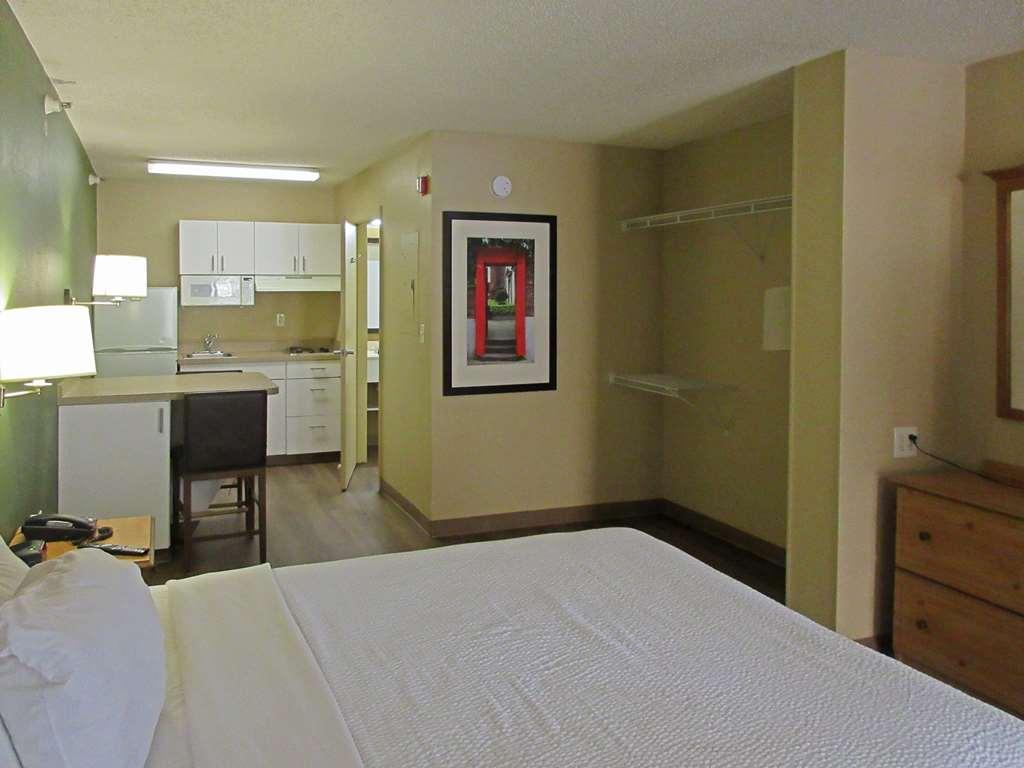 Suburban Studios Raleigh - Crabtree Valley Room photo