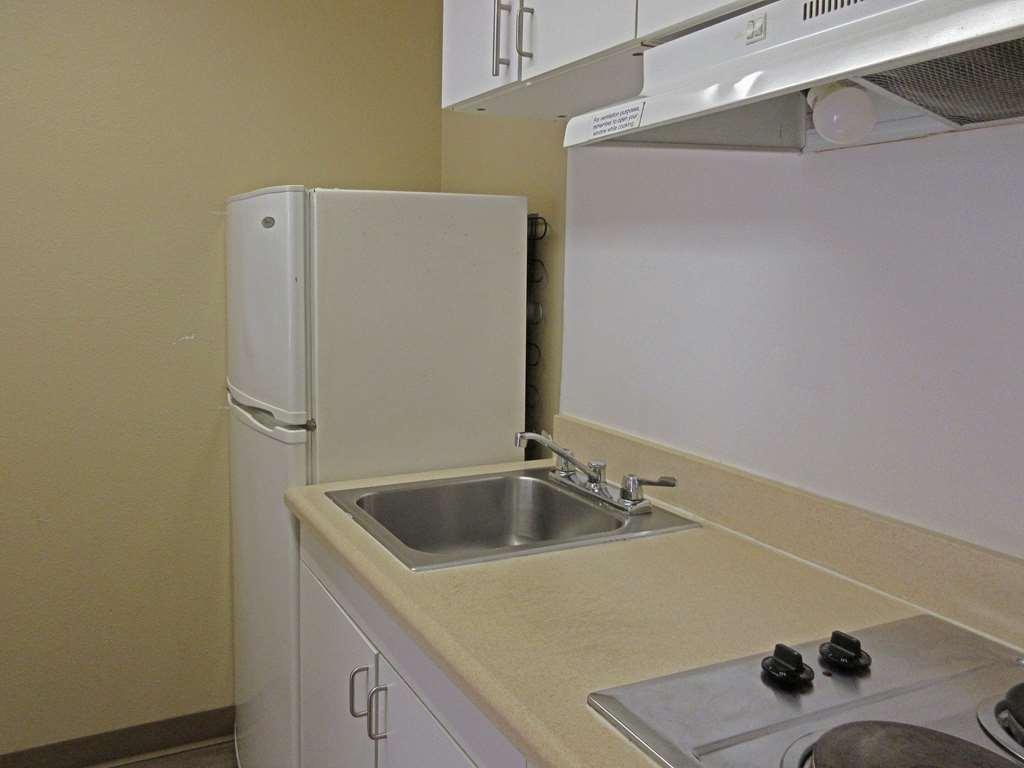 Suburban Studios Raleigh - Crabtree Valley Room photo